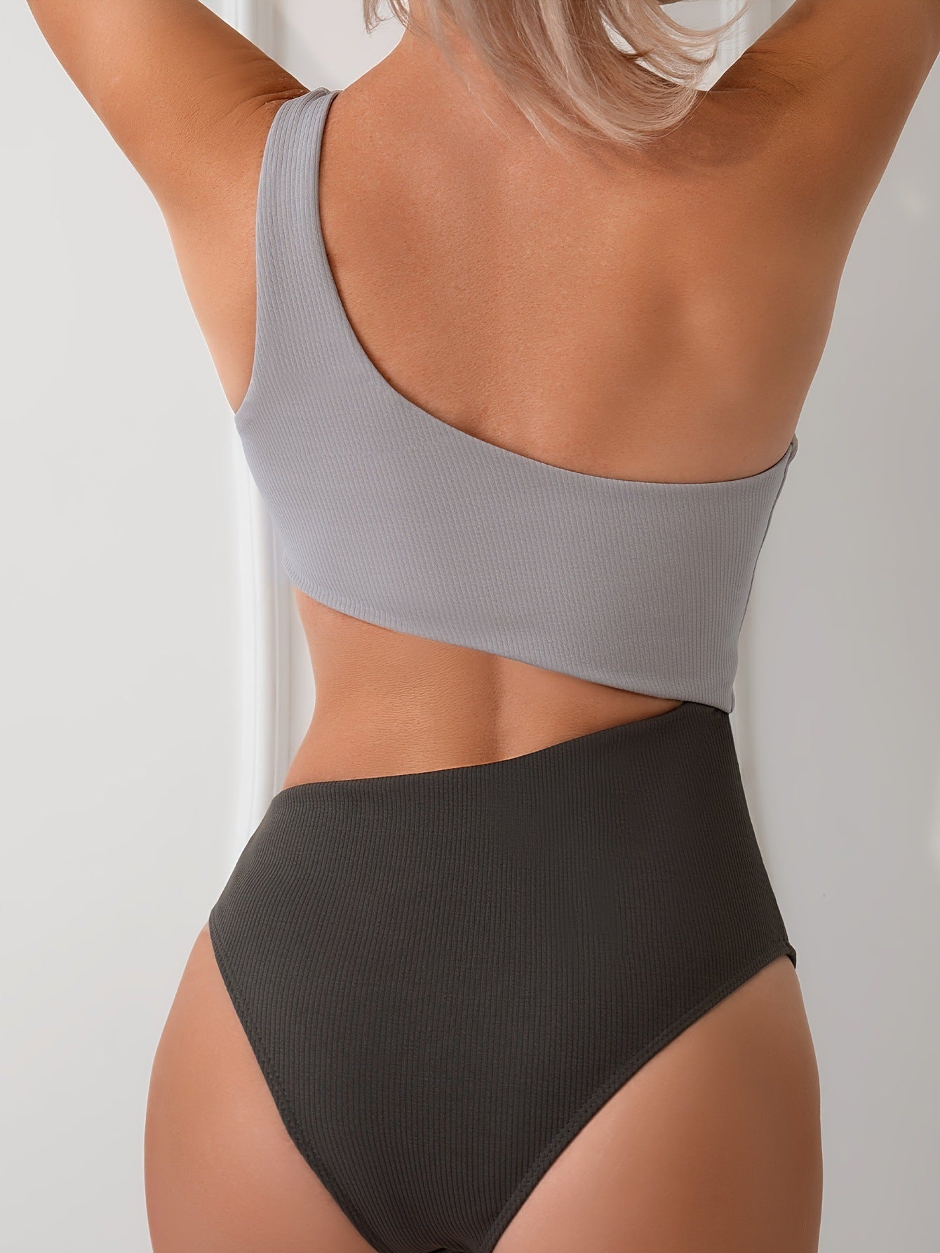 SELENA EINSEITIGER BADEANZUG MIT CUT-OUT & KONTRASTFARBEN
