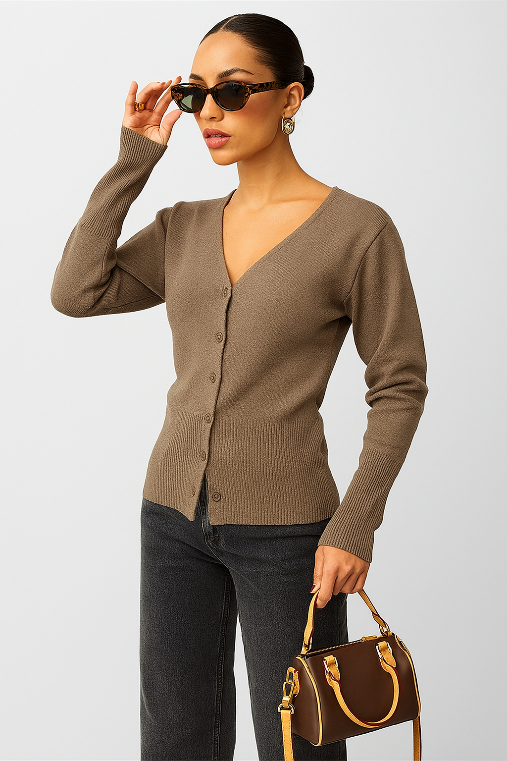 LEONA – STRICKJACKE MIT V-AUSSCHNITT IN BRAUN