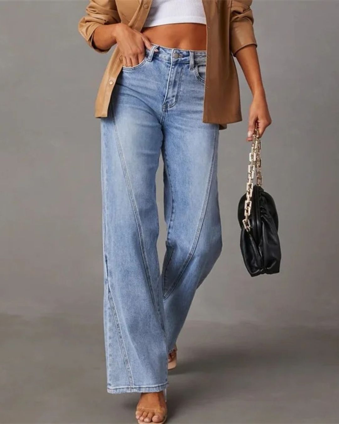 AMÉLIE – DENIM JEANS MIT WEITEM BEIN UND V-NAHTDETAILS