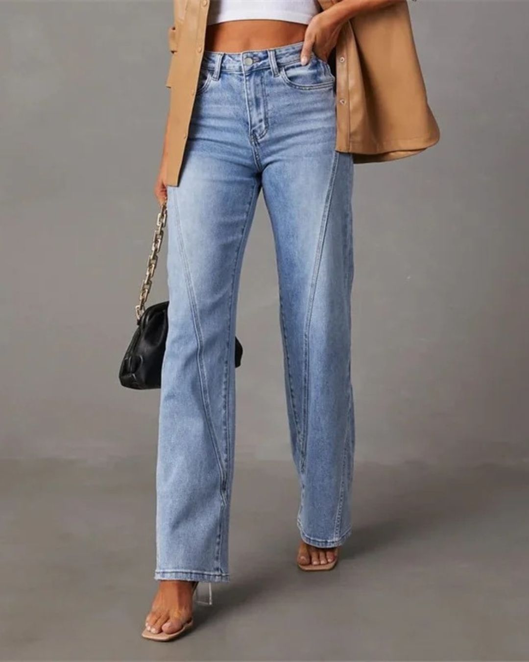 AMÉLIE – DENIM JEANS MIT WEITEM BEIN UND V-NAHTDETAILS