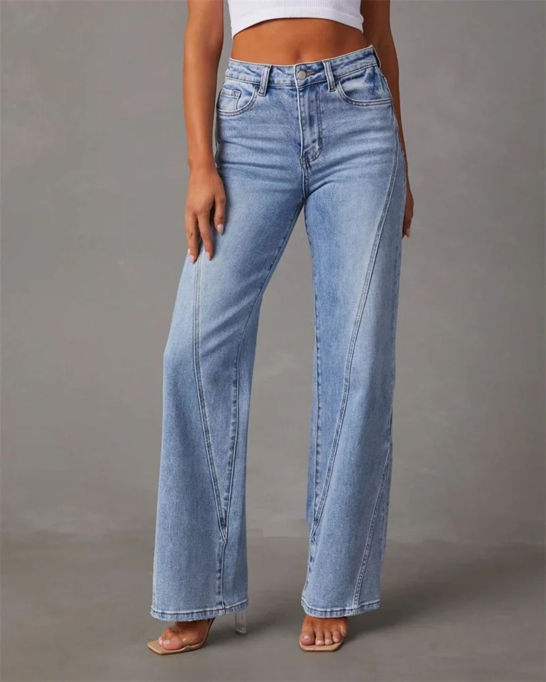 AMÉLIE – DENIM JEANS MIT WEITEM BEIN UND V-NAHTDETAILS