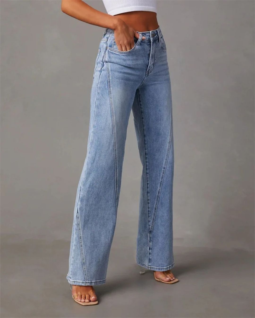 AMÉLIE – DENIM JEANS MIT WEITEM BEIN UND V-NAHTDETAILS