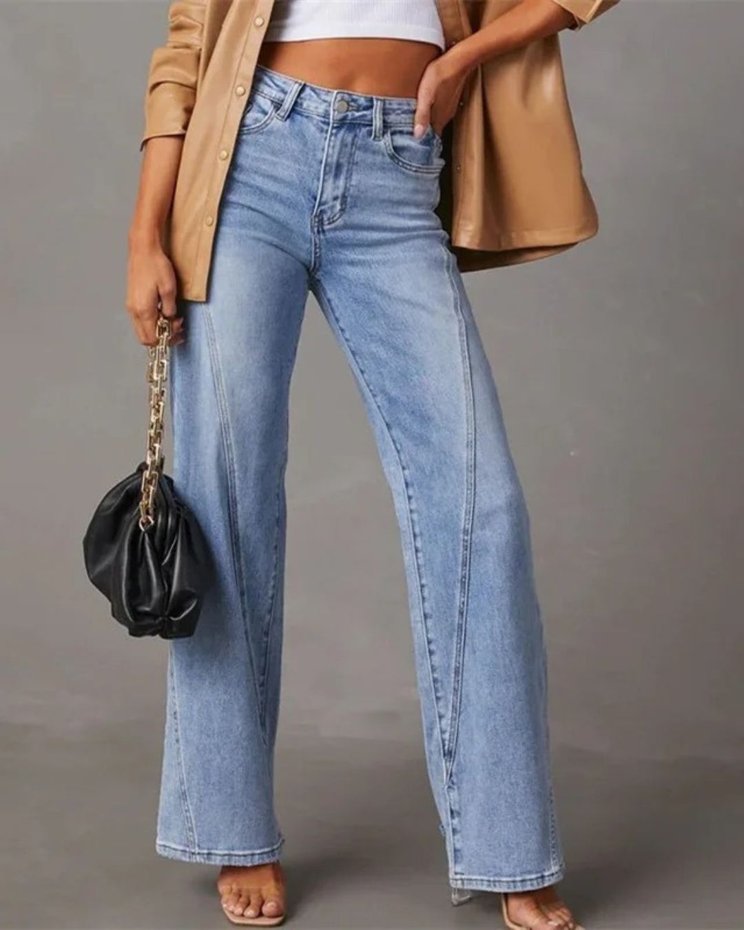 AMÉLIE – DENIM JEANS MIT WEITEM BEIN UND V-NAHTDETAILS