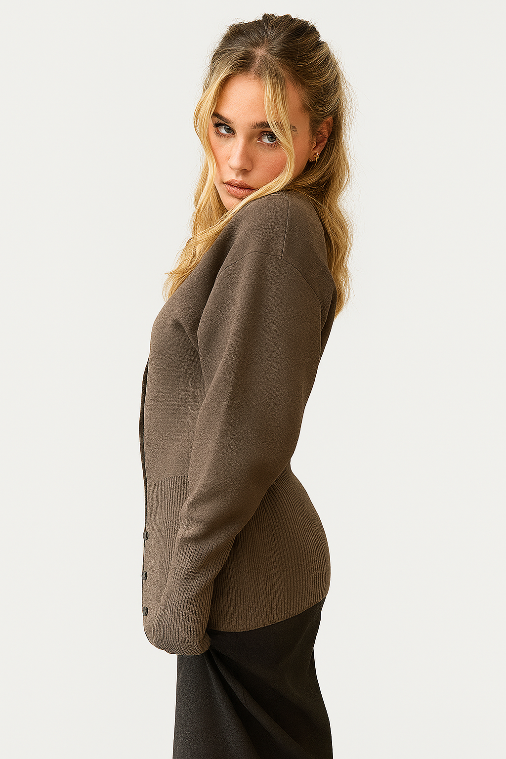 LEONA – STRICKJACKE MIT V-AUSSCHNITT IN BRAUN