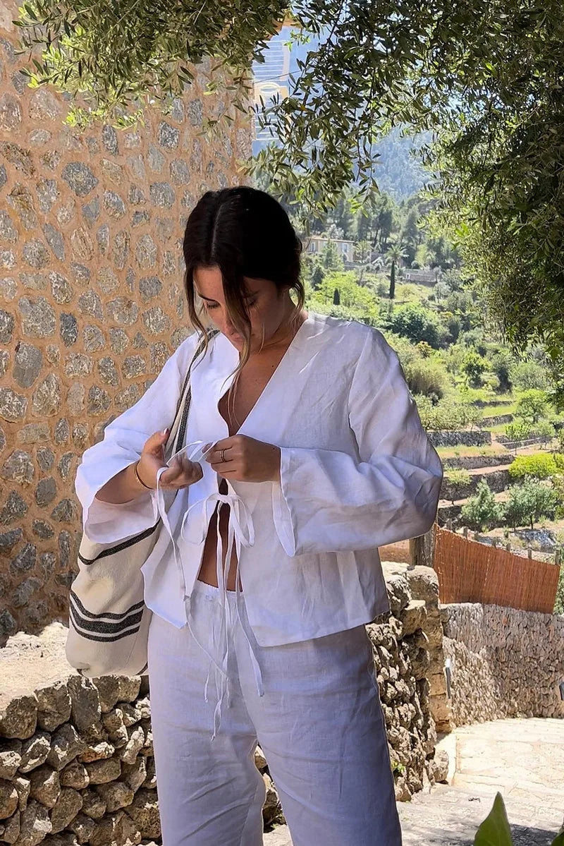 LIVIA – WEISSE BLUSE MIT SCHNÜRUNG UND KURZEN ÄRMELN