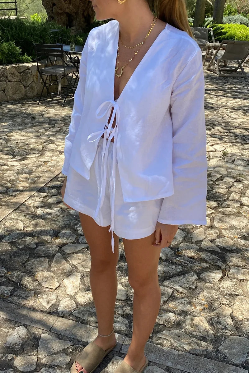 LIVIA – WEISSE BLUSE MIT SCHNÜRUNG UND KURZEN ÄRMELN