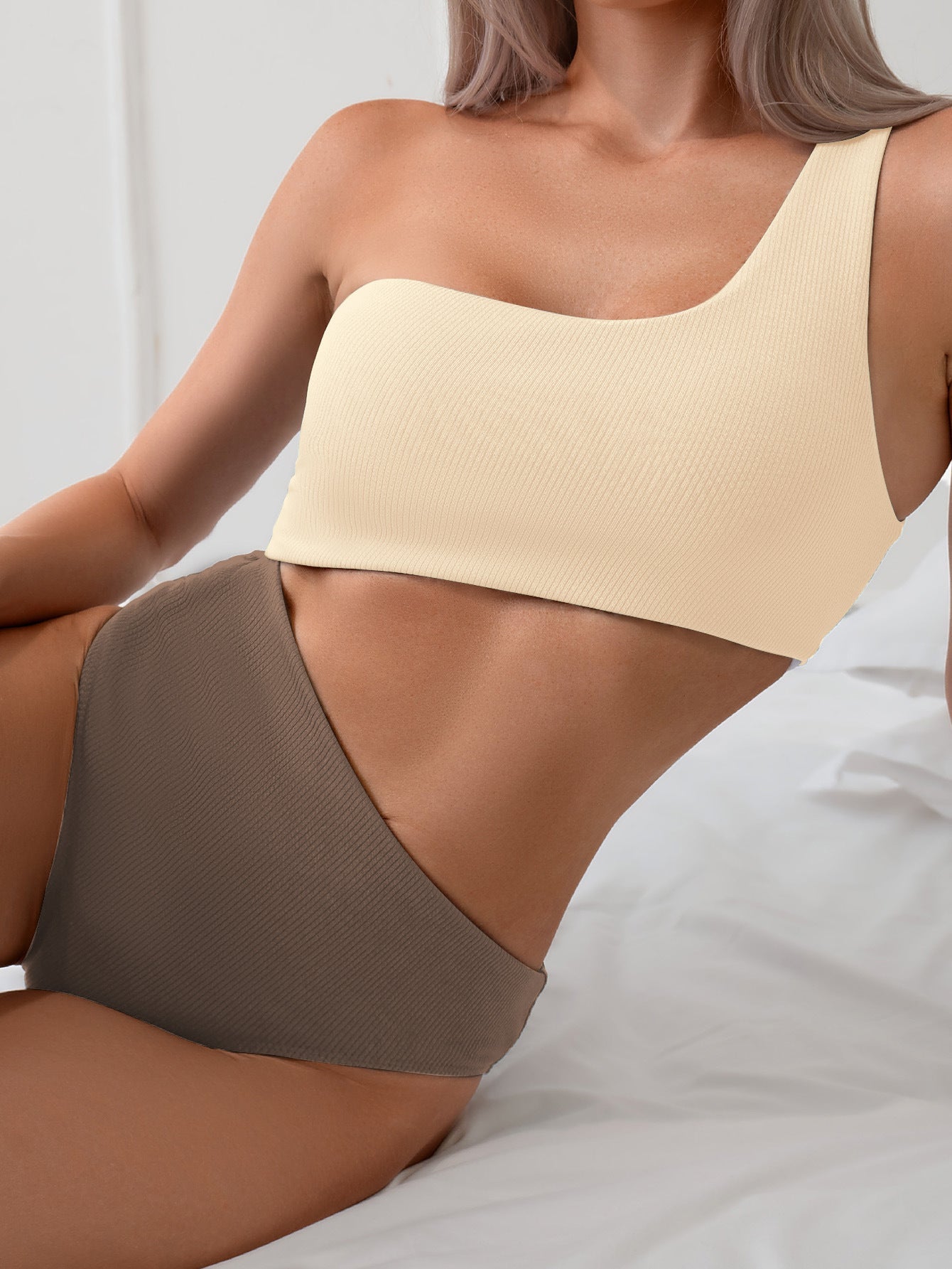 SELENA EINSEITIGER BADEANZUG MIT CUT-OUT & KONTRASTFARBEN