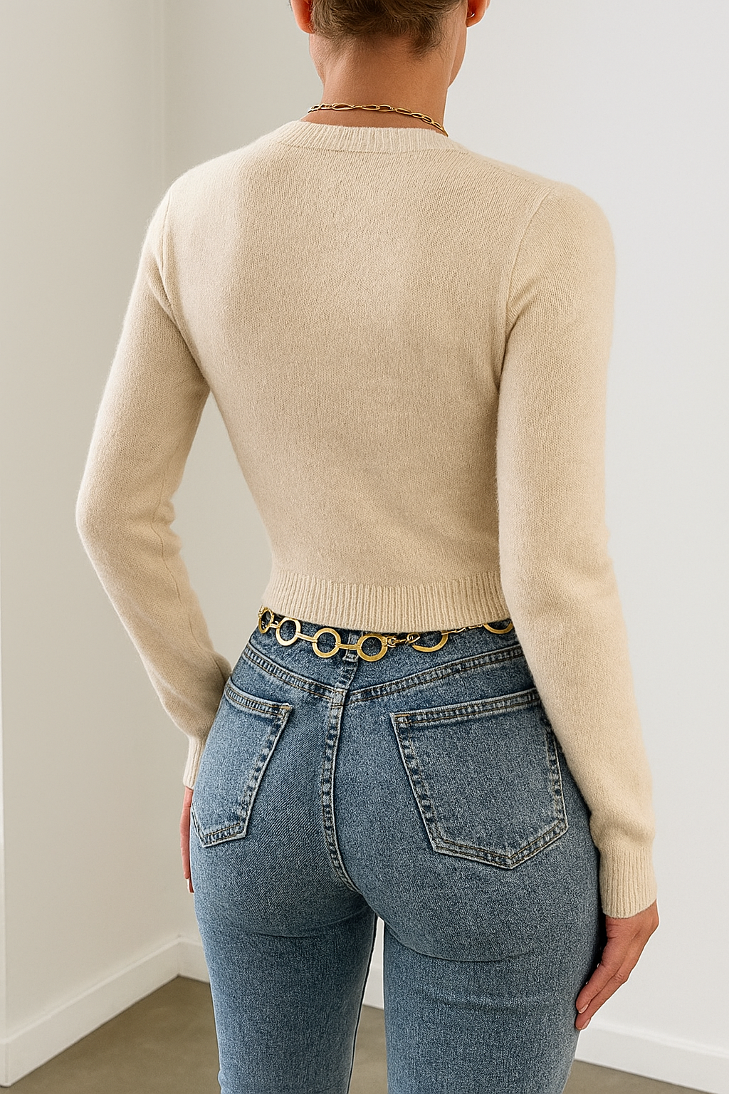 ELIN CROP TOP – BEIGES CROP TOP FÜR DAMEN MIT KNOTEN VORNE UND AUSGESTELLTEN ÄRMELN