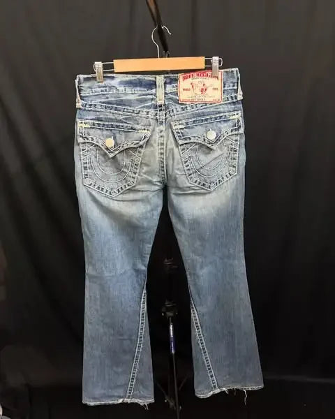SIERRA DESIGNER-JEANS MIT STRASSDETAILS UND PERFEKTEM SITZ