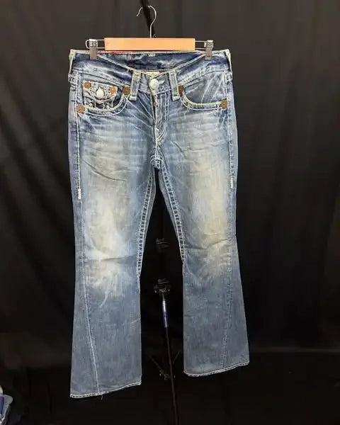 SIERRA DESIGNER-JEANS MIT STRASSDETAILS UND PERFEKTEM SITZ