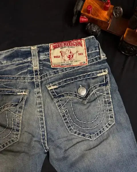 SIERRA DESIGNER-JEANS MIT STRASSDETAILS UND PERFEKTEM SITZ