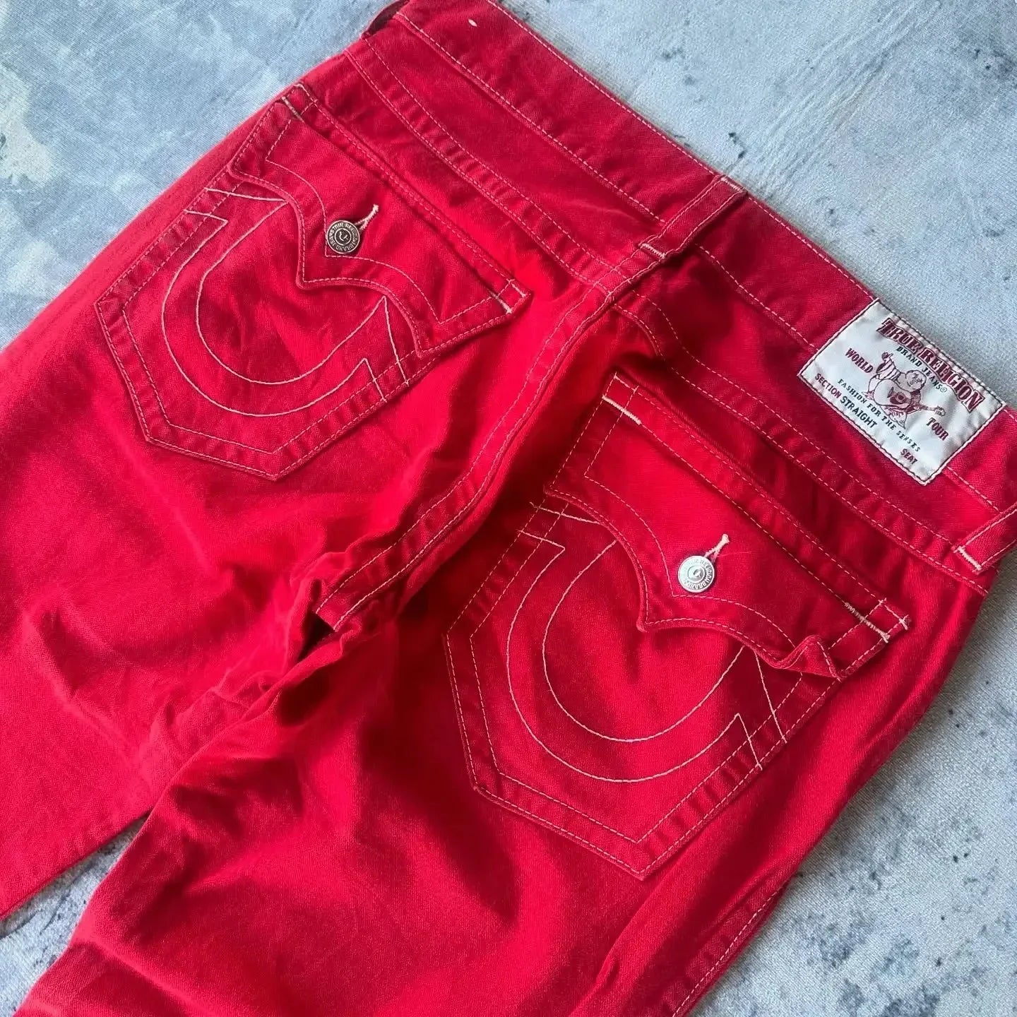 SIERRA DESIGNER-JEANS MIT STRASSDETAILS UND PERFEKTEM SITZ