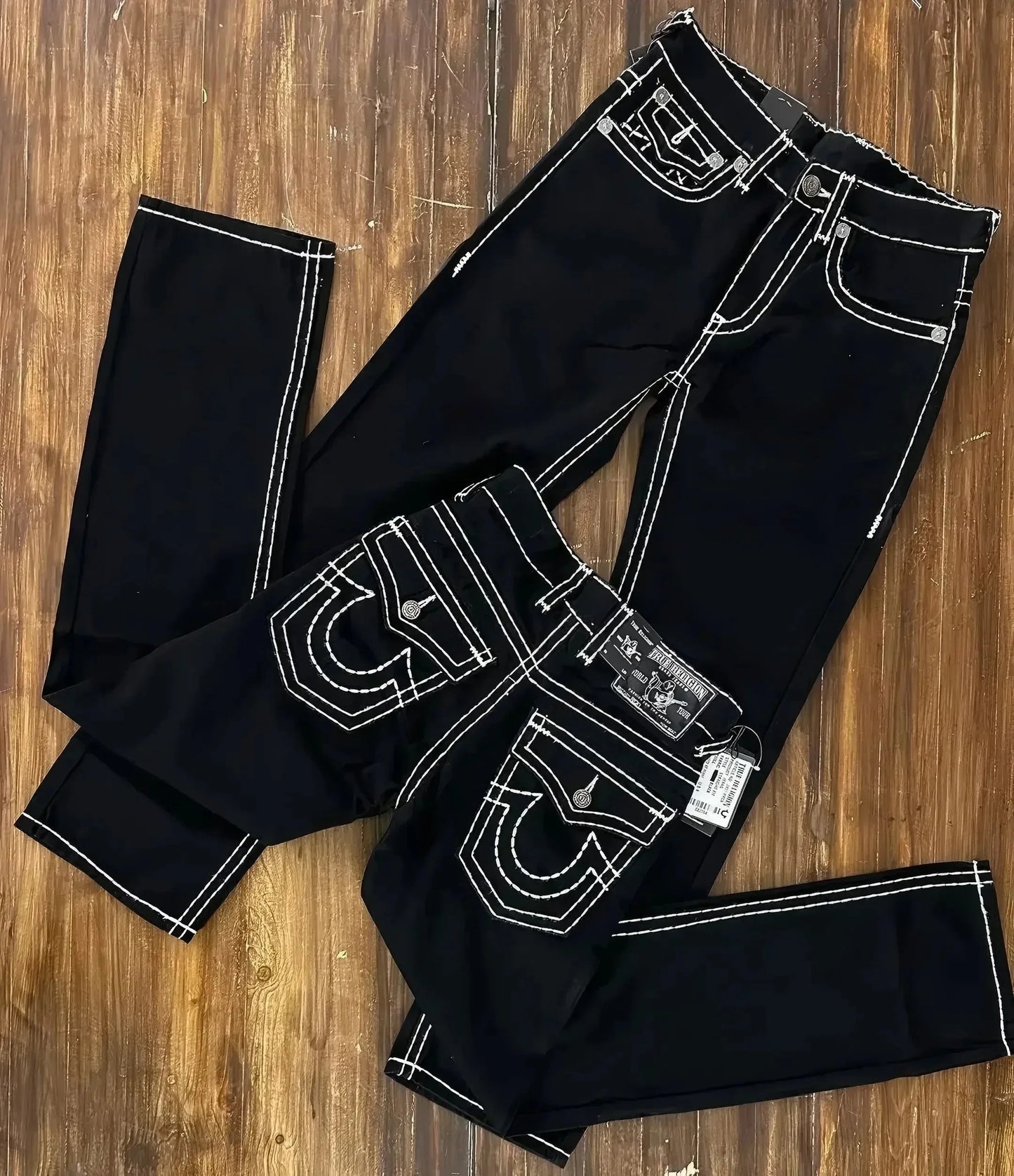 SIERRA DESIGNER-JEANS MIT STRASSDETAILS UND PERFEKTEM SITZ