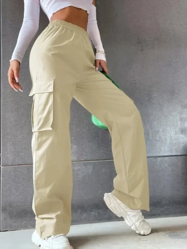 TAMANA CARGOHOSE MIT WEITEM BEIN UND TASCHENDETAILS