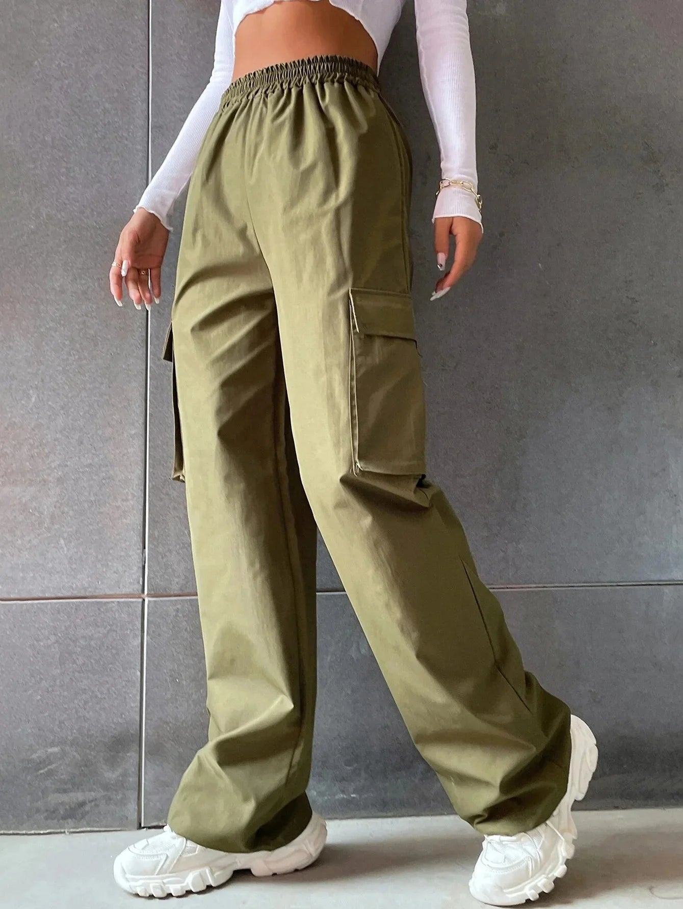 TAMANA CARGOHOSE MIT WEITEM BEIN UND TASCHENDETAILS