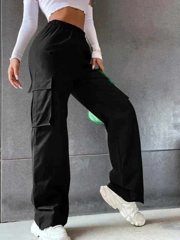 TAMANA CARGOHOSE MIT WEITEM BEIN UND TASCHENDETAILS