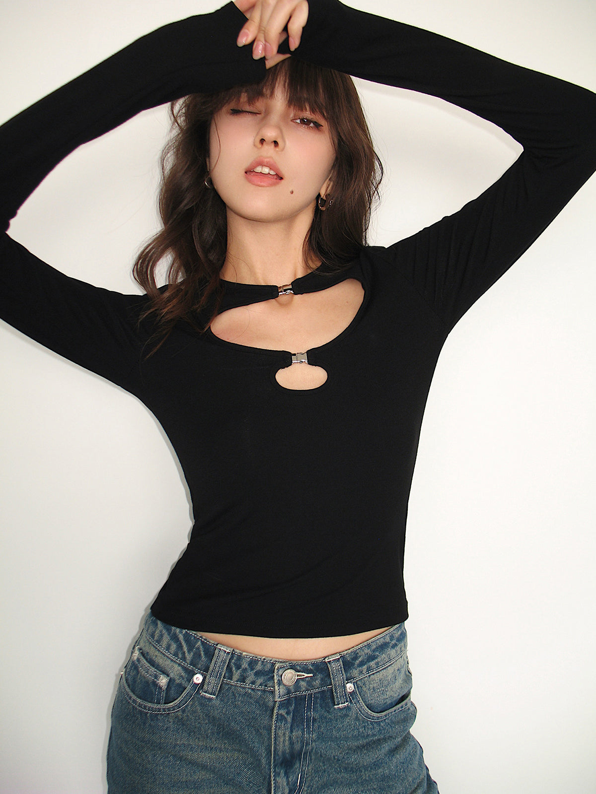SOPHIA – SCHWARZES LANGARM-SHIRT MIT CUT-OUTS UND METALL-DETAILS