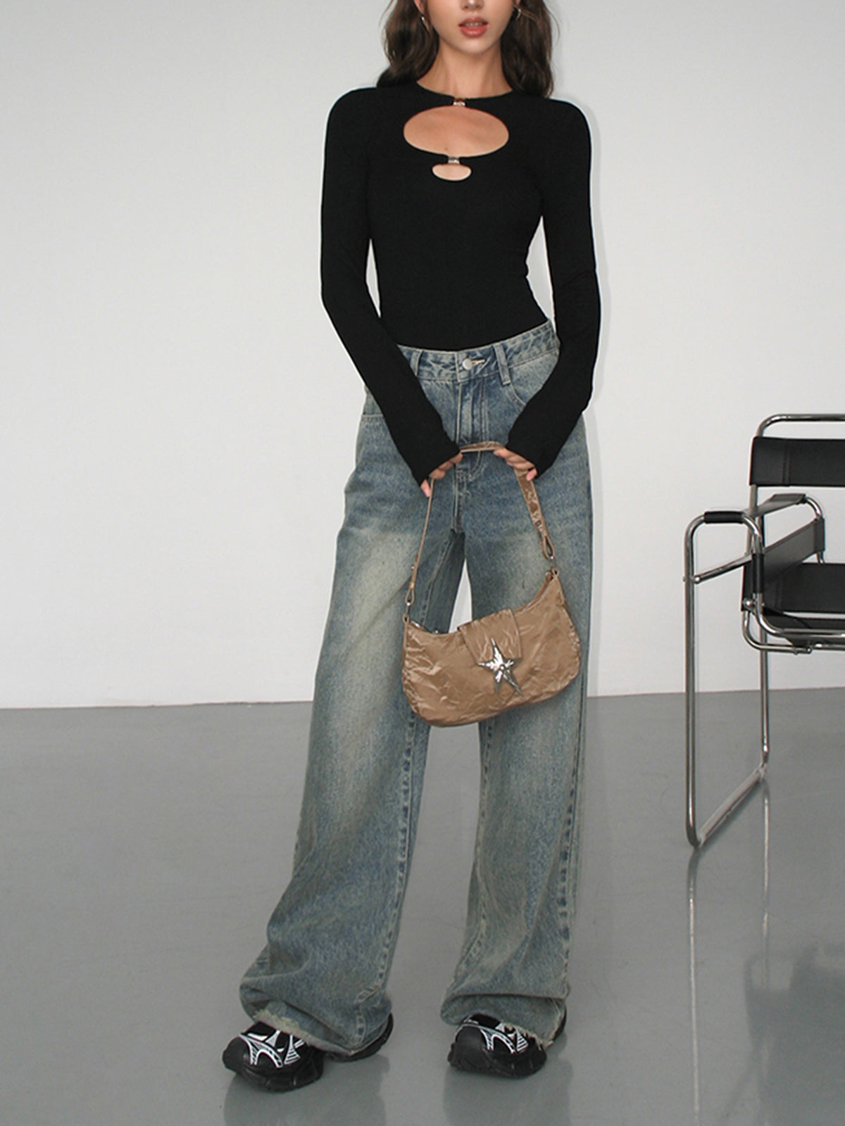 SOPHIA – SCHWARZES LANGARM-SHIRT MIT CUT-OUTS UND METALL-DETAILS