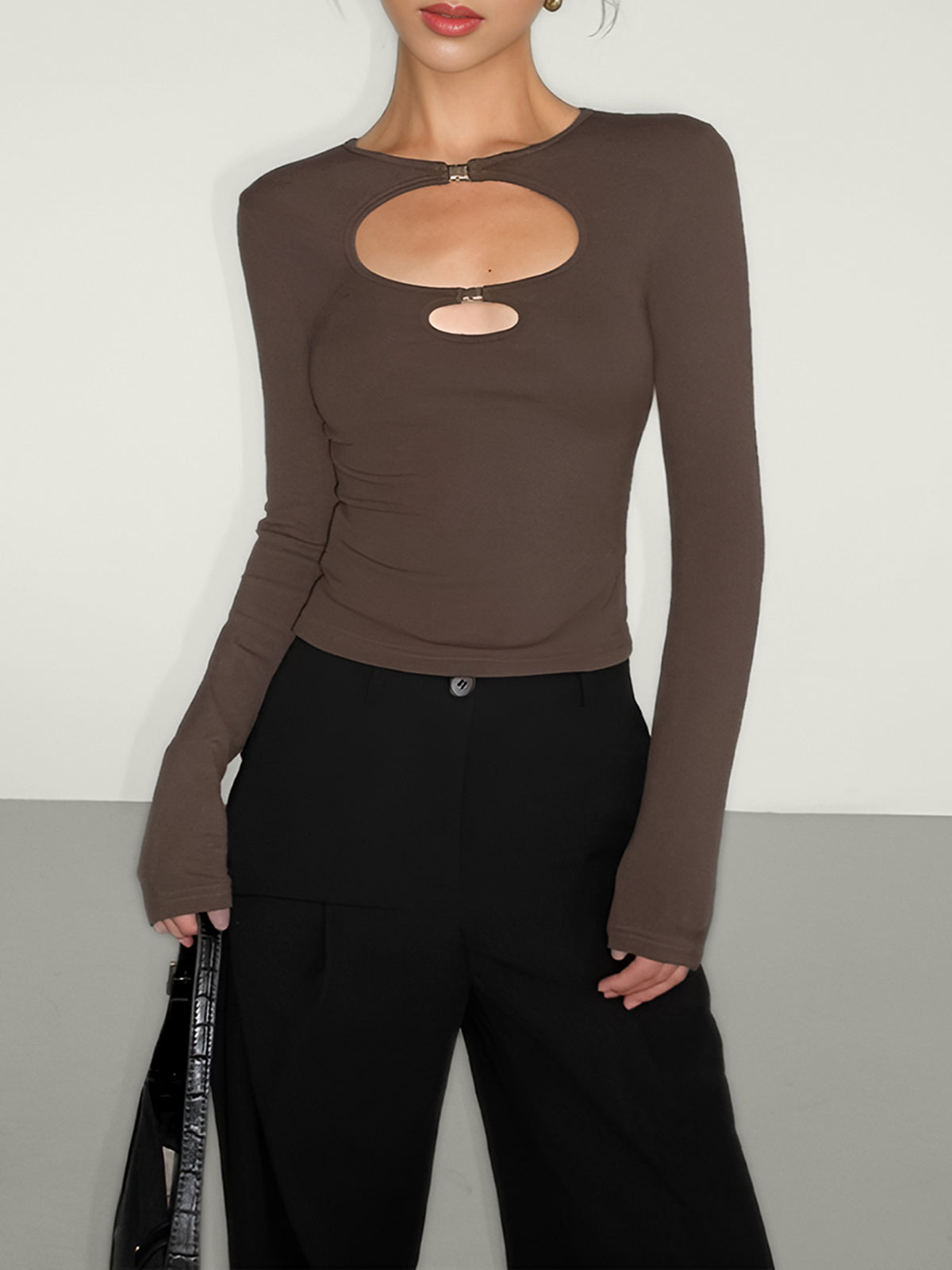 SOPHIA – SCHWARZES LANGARM-SHIRT MIT CUT-OUTS UND METALL-DETAILS