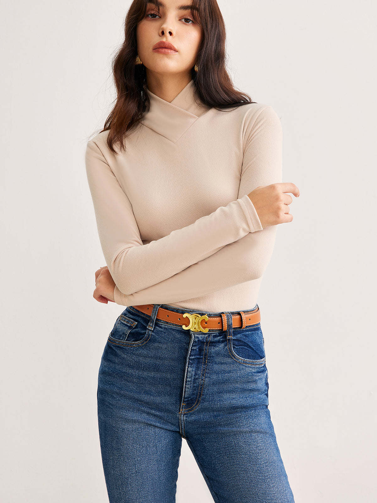 ALINA – BEIGES LANGARMSHIRT MIT HOHEM KRAGEN UND FIGURBETONTEM SCHNITT