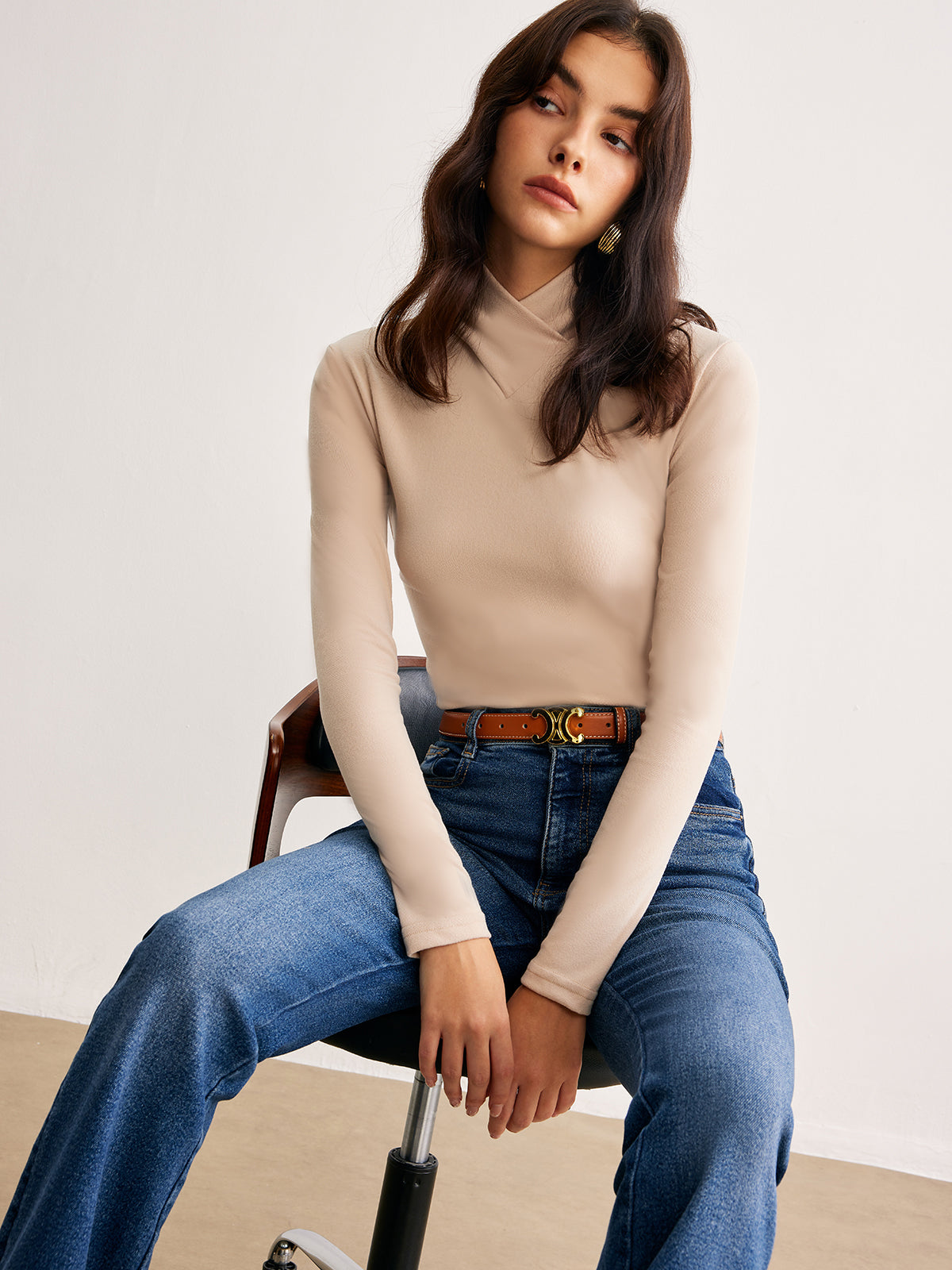 ALINA – BEIGES LANGARMSHIRT MIT HOHEM KRAGEN UND FIGURBETONTEM SCHNITT