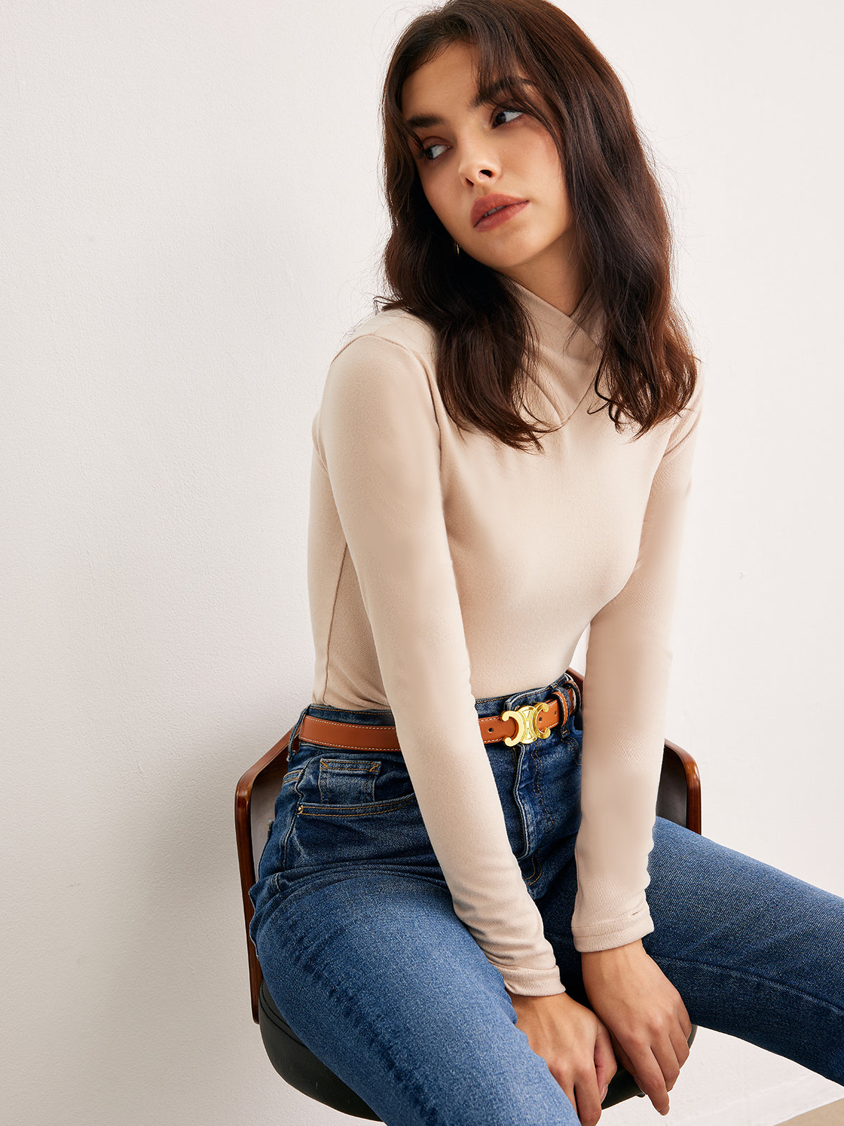ALINA – BEIGES LANGARMSHIRT MIT HOHEM KRAGEN UND FIGURBETONTEM SCHNITT