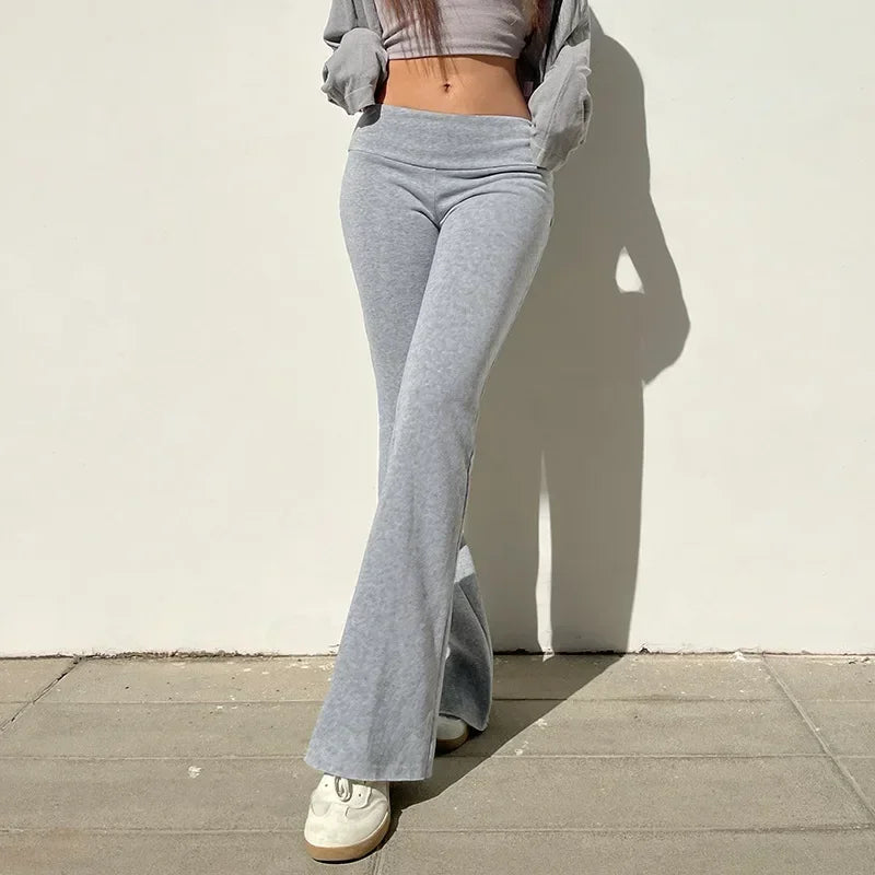 ELVIRA SCHLAGHOSE – GRAUE HIGH-WAIST HOSE MIT STRETCH & Y2K-VIBE