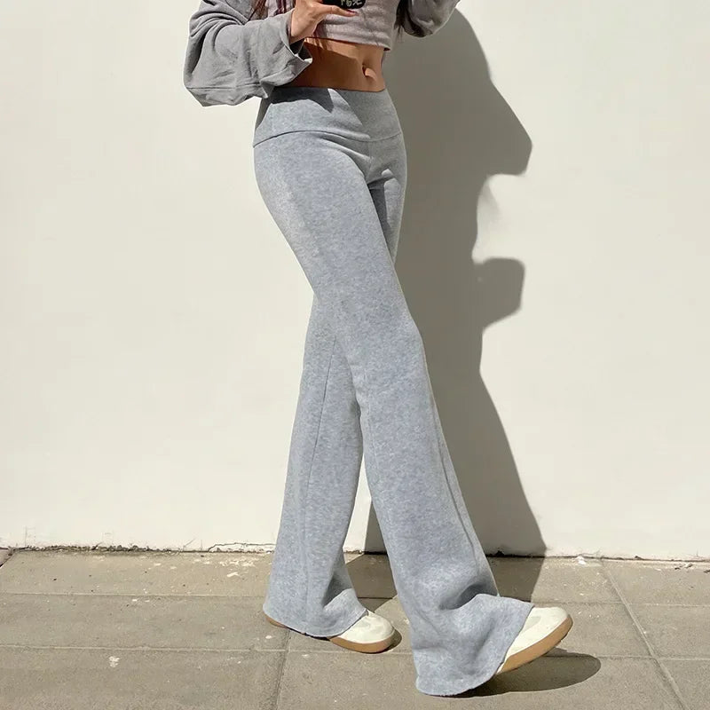ELVIRA SCHLAGHOSE – GRAUE HIGH-WAIST HOSE MIT STRETCH & Y2K-VIBE