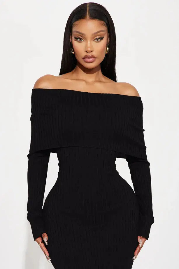 YARA STRICKKLEID – SCHULTERFREIES KLEID MIT SCHLITZ FÜR ELEGANZ UND LEICHTIGKEIT ZU JEDEM ANLASS