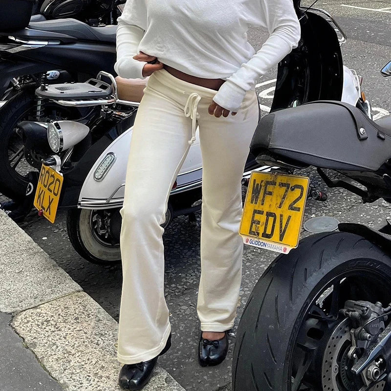 BELLAGIO FREIZEITHOSE – TIEF GESCHNITTENE Y2K HOSE MIT SCHLAG