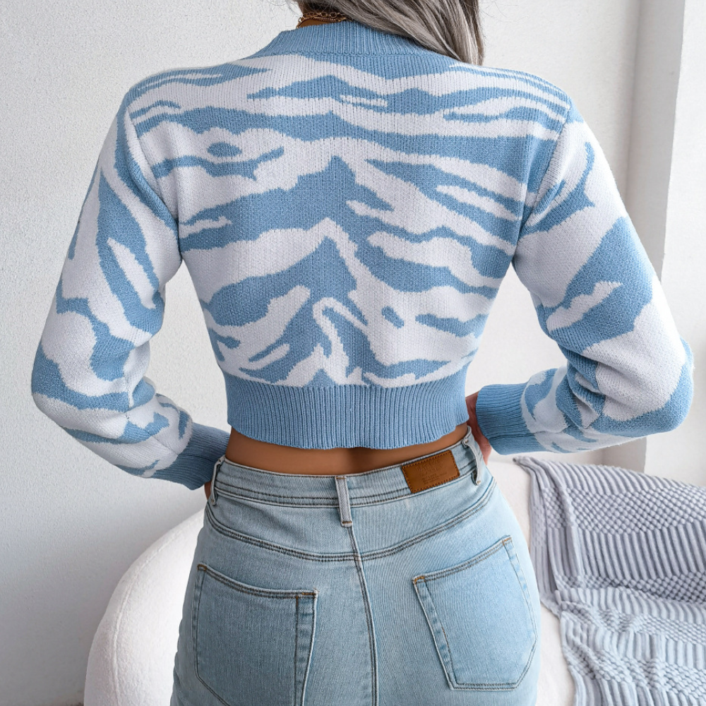 ZELINA – CROPPED PULLOVER IN SCHWARZ-WEISS MIT ZEBRAMUSTER UND KURZEN ÄRMELN