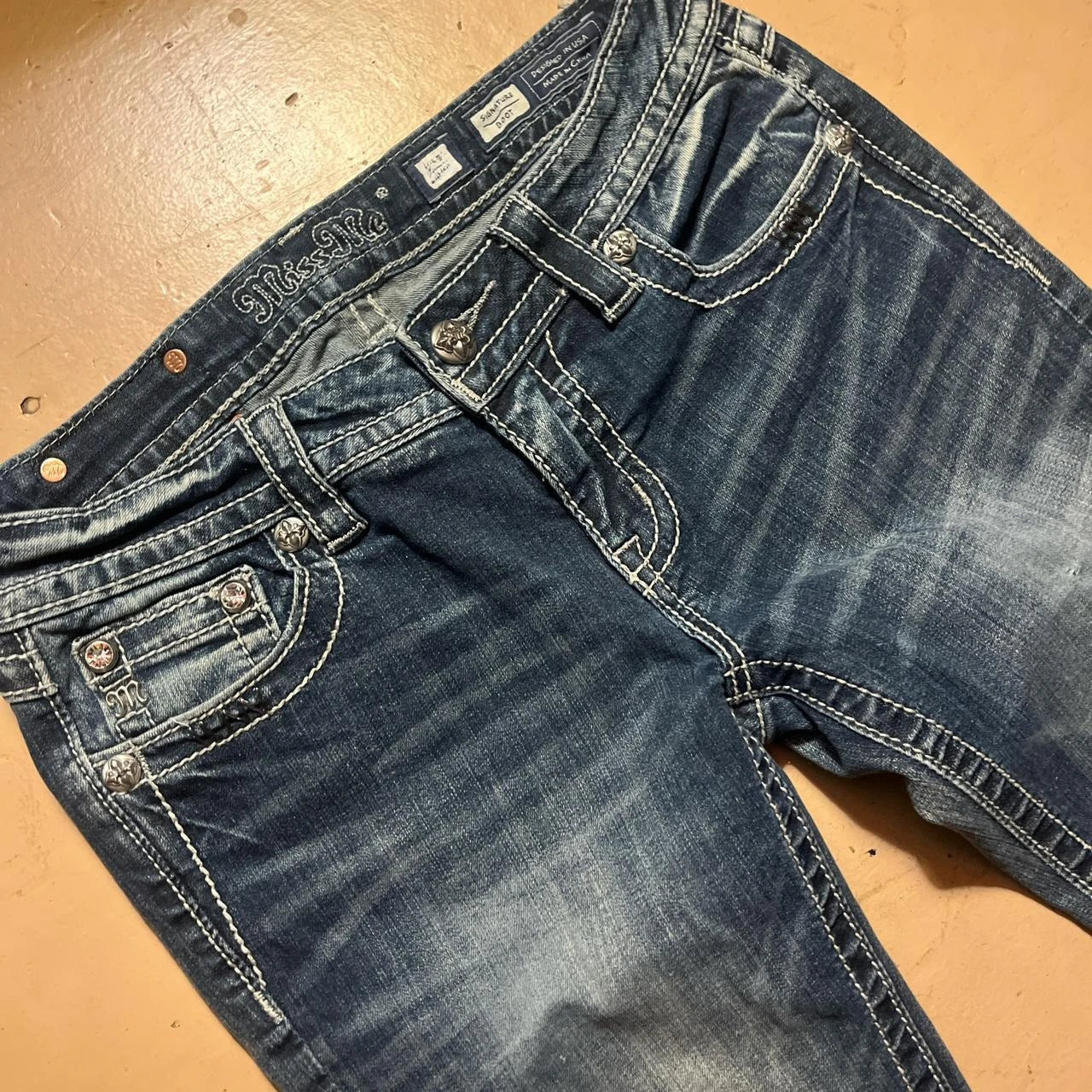 MANHATTAN DESIGNER-JEANS MIT AUFFÄLLIGER TASCHENSTICKEREI