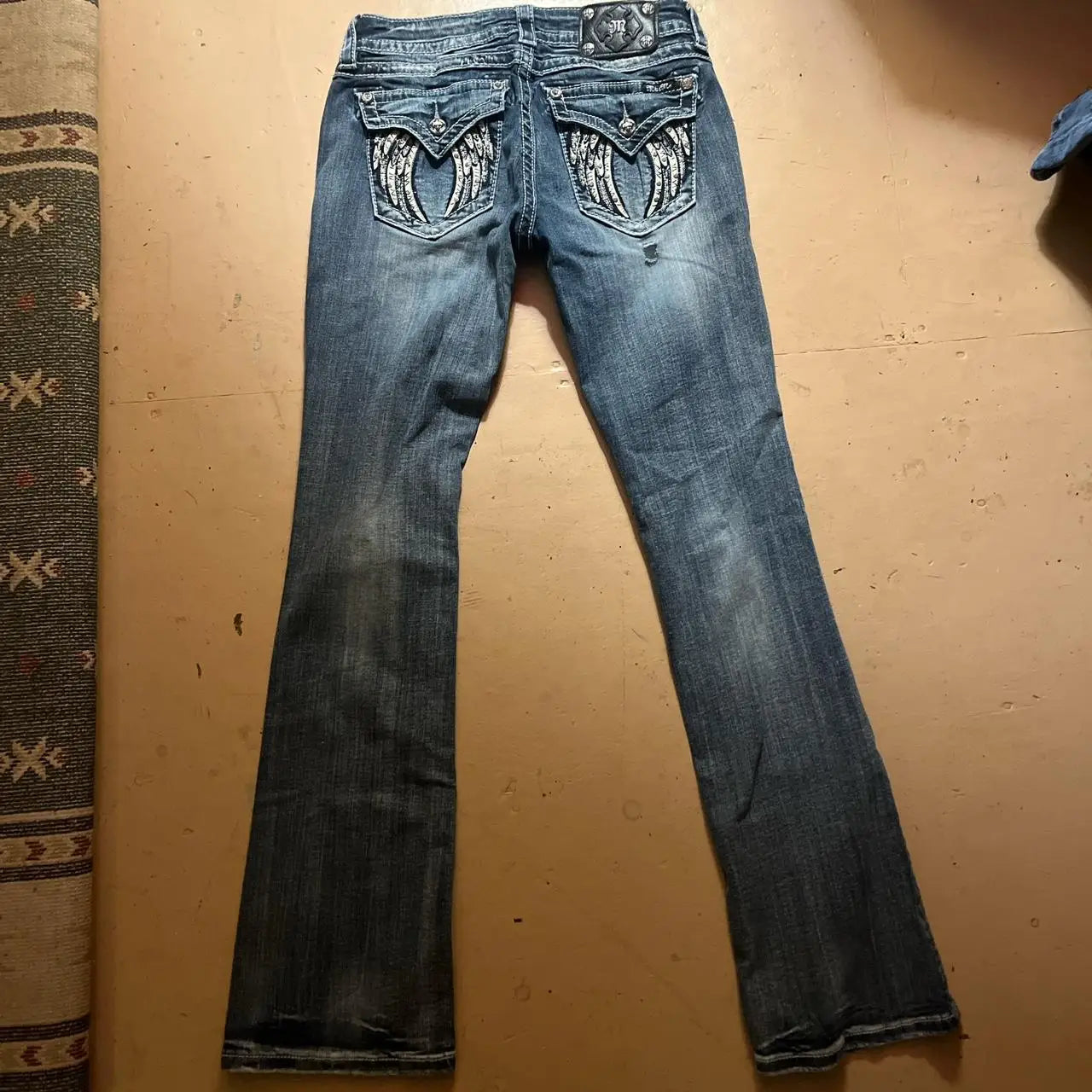 MANHATTAN DESIGNER-JEANS MIT AUFFÄLLIGER TASCHENSTICKEREI