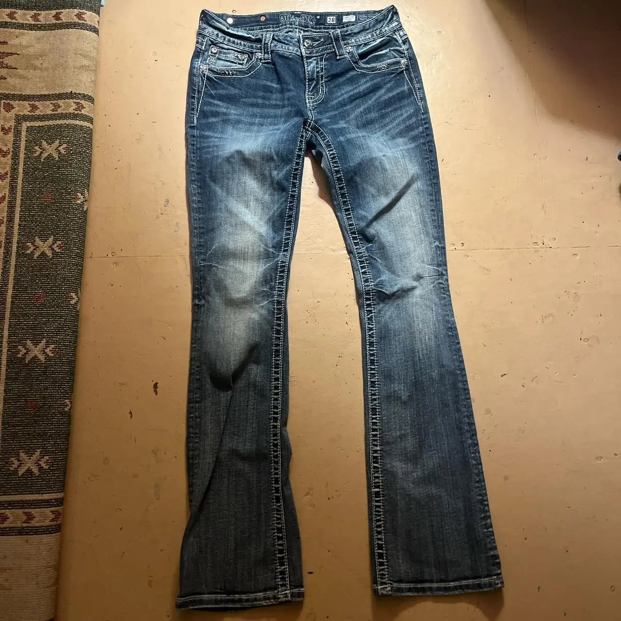 MANHATTAN DESIGNER-JEANS MIT AUFFÄLLIGER TASCHENSTICKEREI