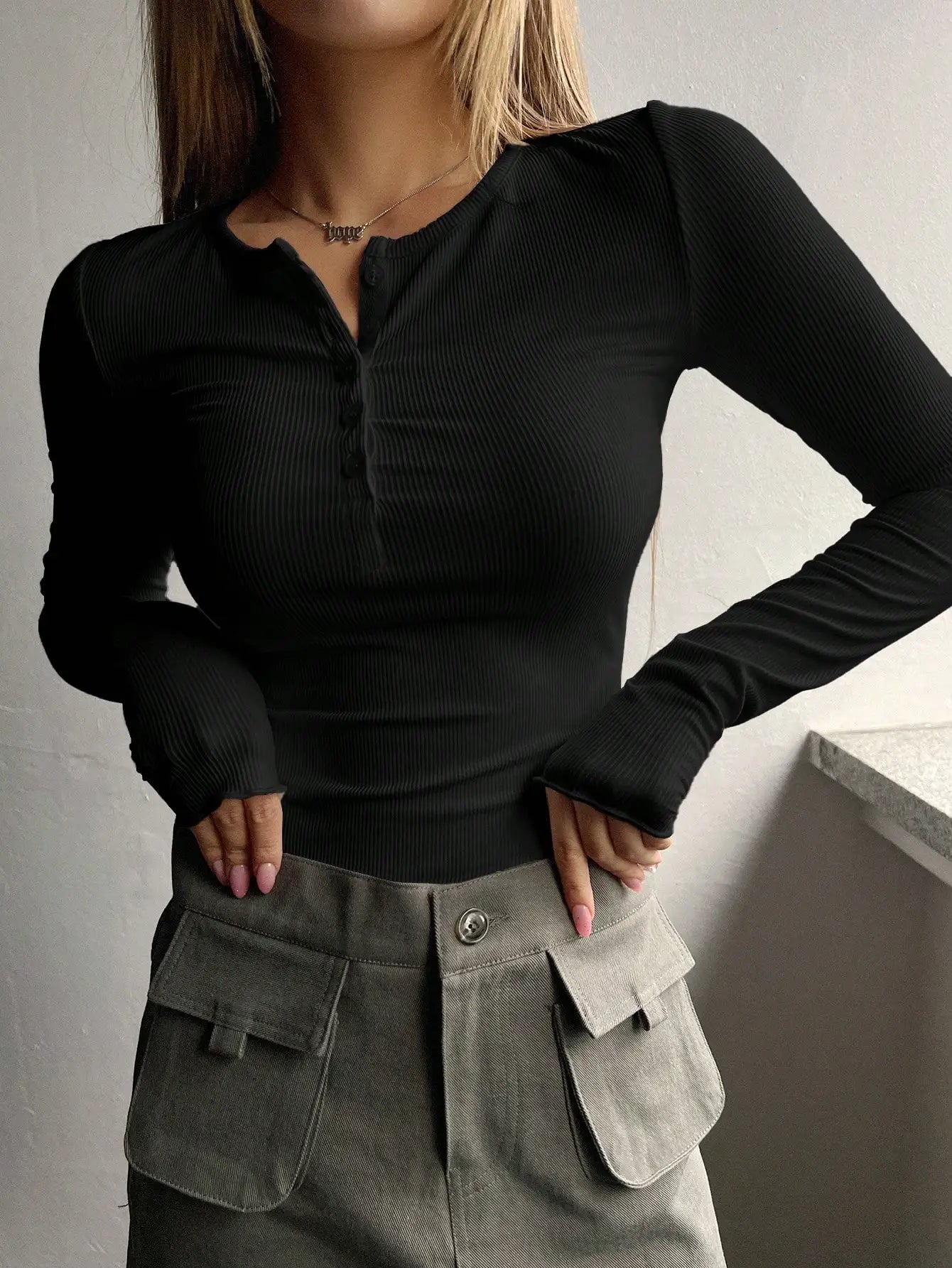INES RIPPED T-SHIRT MIT HALBKNOPF – FIGURBETONT & WEISS