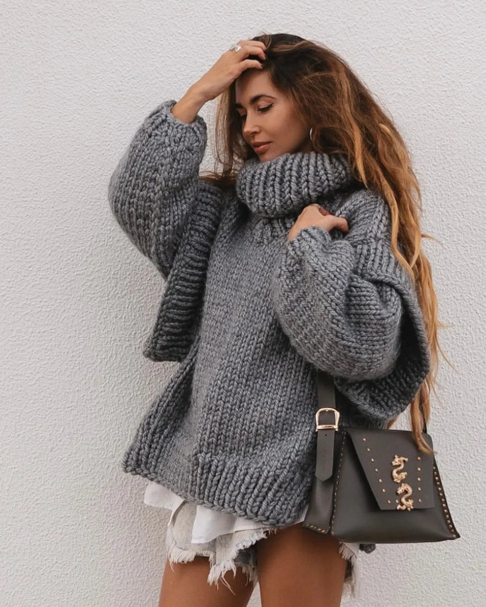 AMARA ROLLKRAGENPULLOVER – STRICK OVERSIZE WEISS