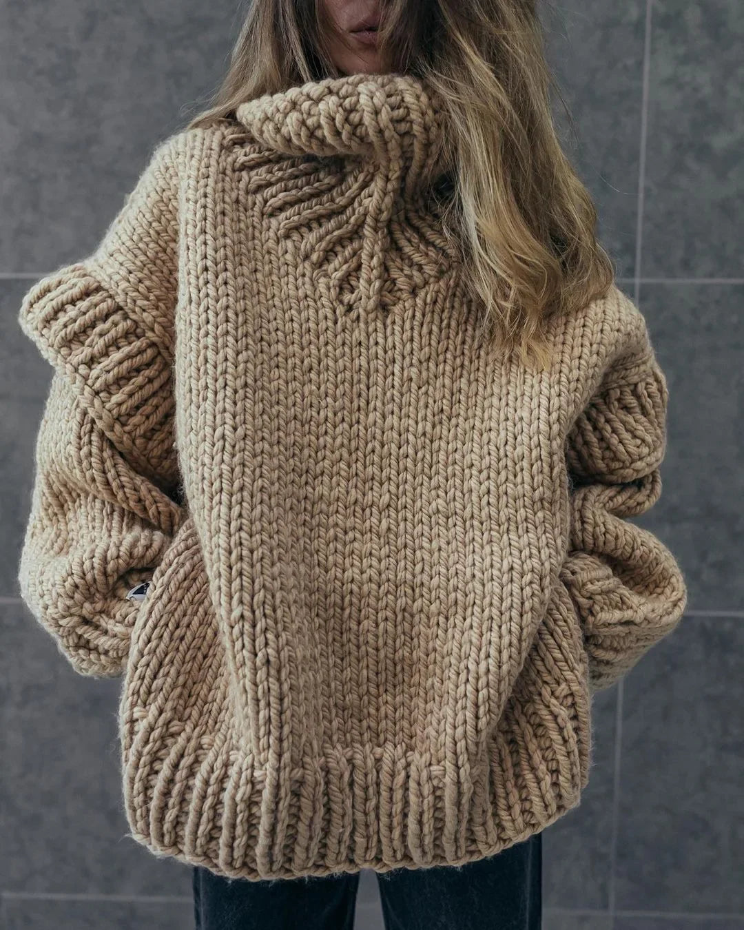 AMARA ROLLKRAGENPULLOVER – STRICK OVERSIZE WEISS