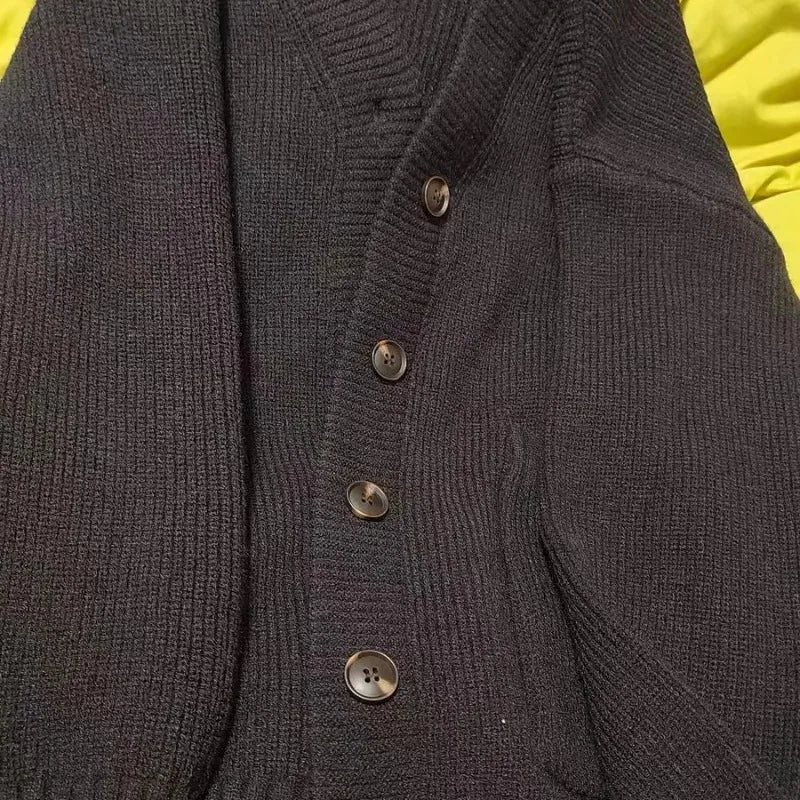 ODESSA OVERSIZE CARDIGAN MIT V-AUSSCHNITT UND GROBEN KNÖPFEN