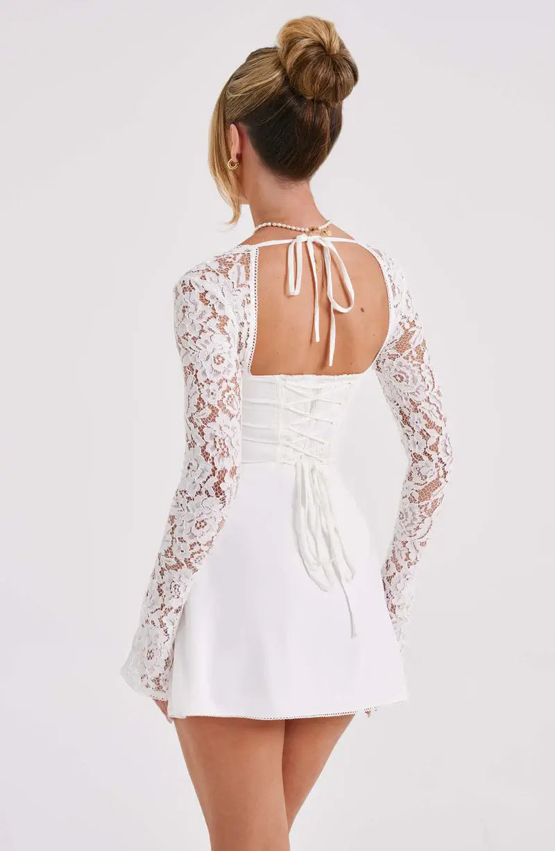 CELINA LACE MINI DRESS – ELEGANTES SPITZEN-MINIKLEID MIT LANGEN ÄRMELN UND HERZFÖRMIGEM AUSSCHNITT