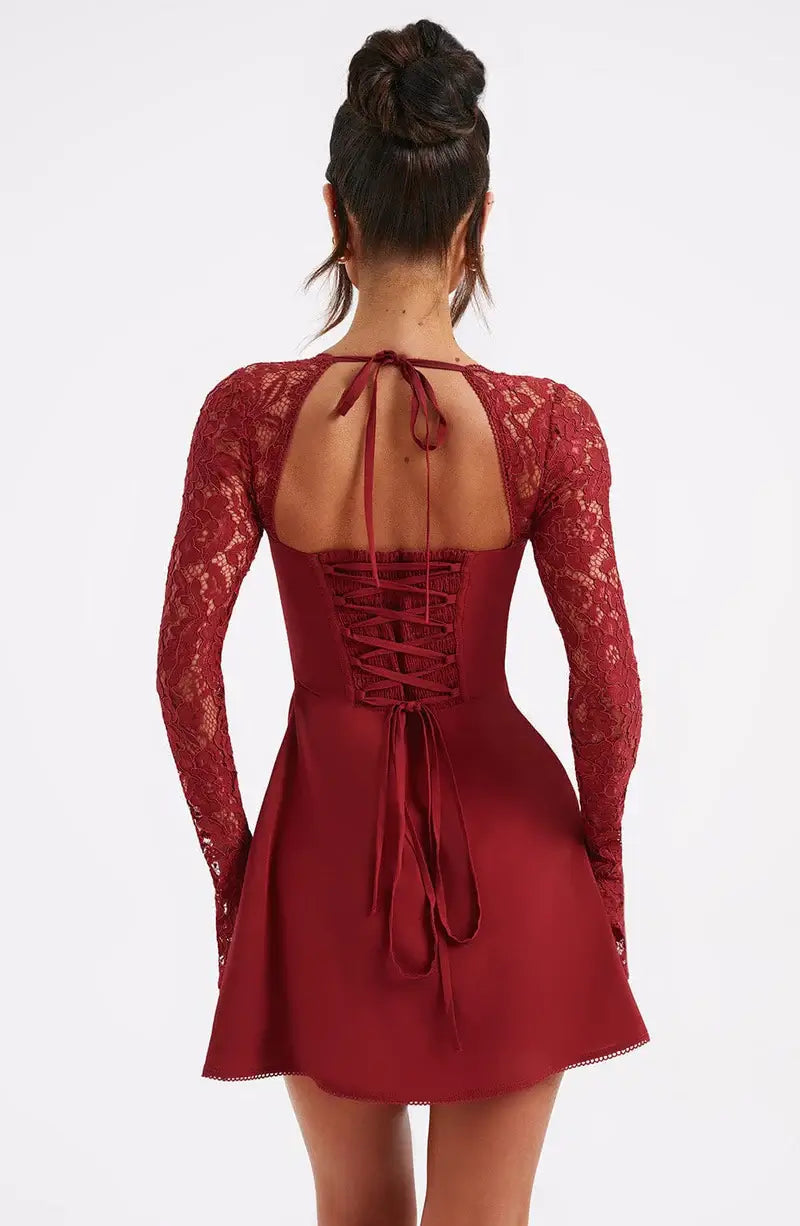 CELINA LACE MINI DRESS – ELEGANTES SPITZEN-MINIKLEID MIT LANGEN ÄRMELN UND HERZFÖRMIGEM AUSSCHNITT