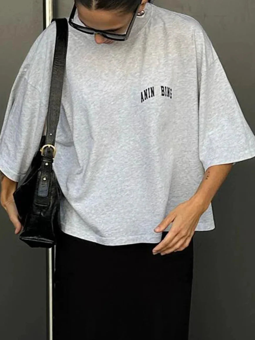 Oversized Damen T-Shirt in Grau mit kleinem Logo-Print 1