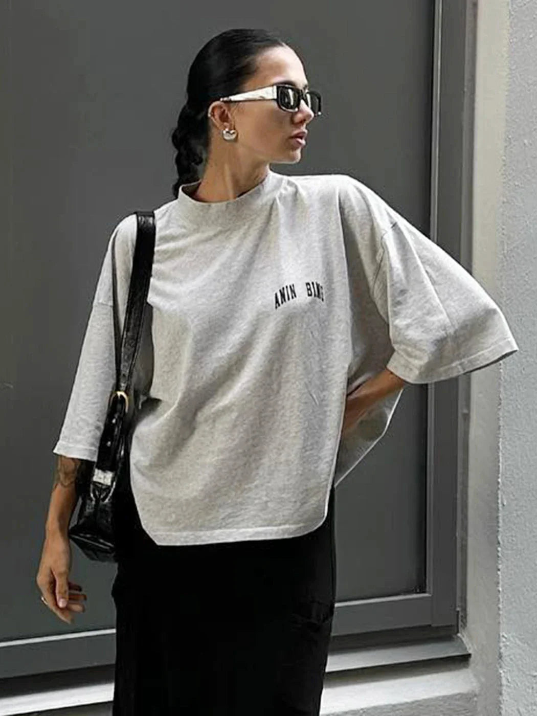 Oversized Damen T-Shirt in Grau mit kleinem Logo-Print 2