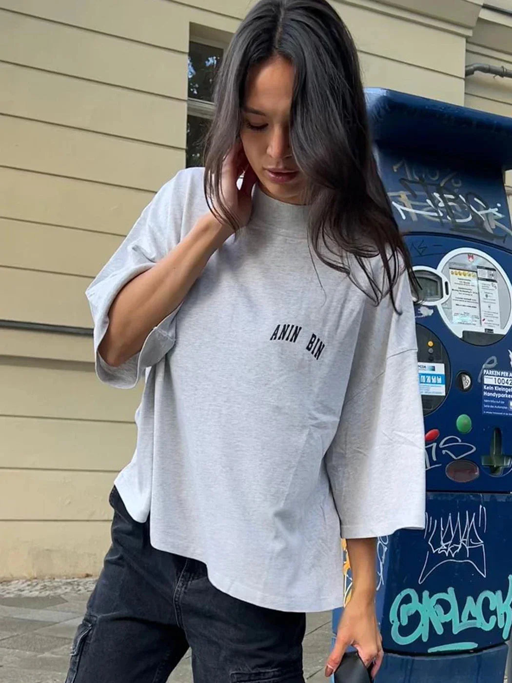 Oversized Damen T-Shirt in Grau mit kleinem Logo-Print 3