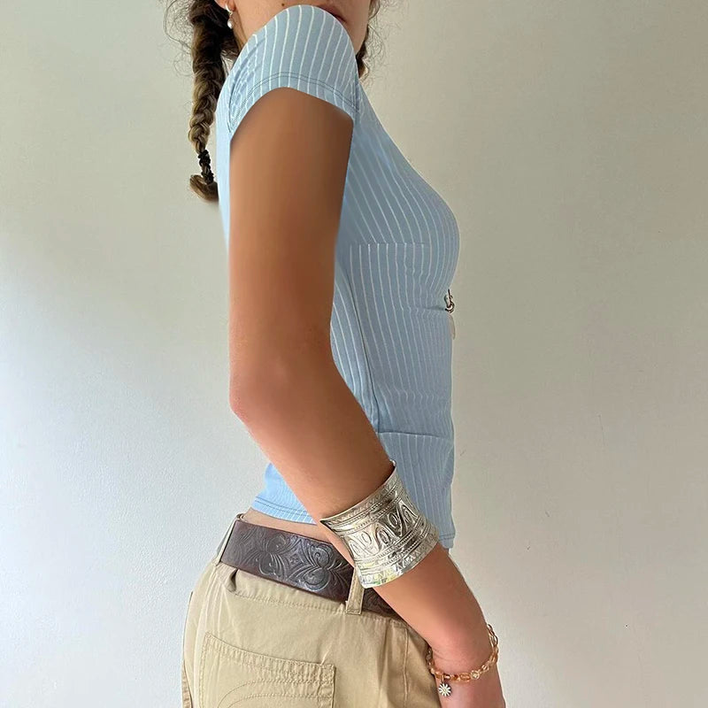 MALINA – BLAUES HEMD MIT TAILLIERTEM SCHNITT & KNOPFDETAILS