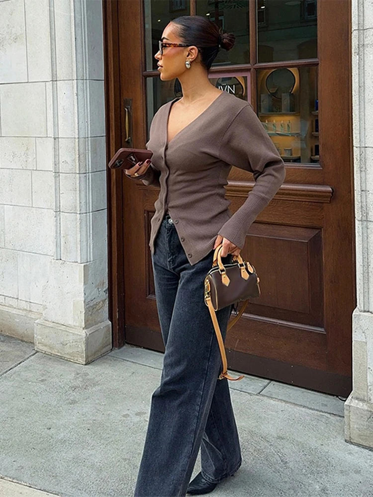LEONA – STRICKJACKE MIT V-AUSSCHNITT IN BRAUN