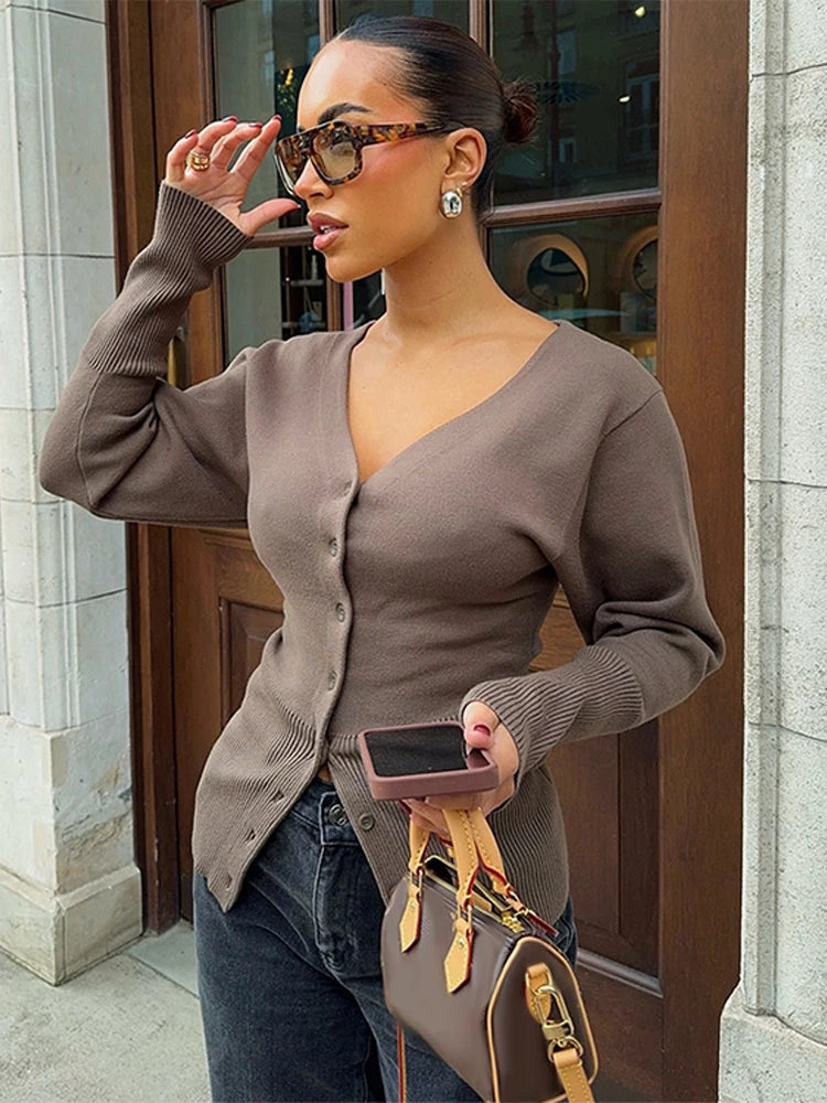 LEONA – STRICKJACKE MIT V-AUSSCHNITT IN BRAUN