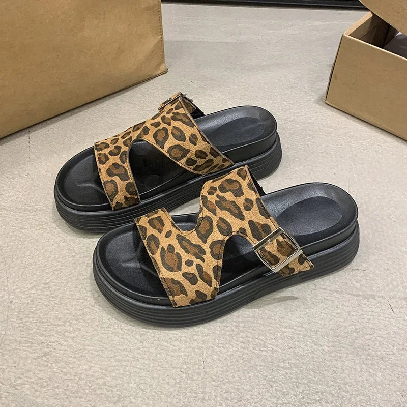 LIVIA – Flip-Flops mit Plateau und Leopardenmuster