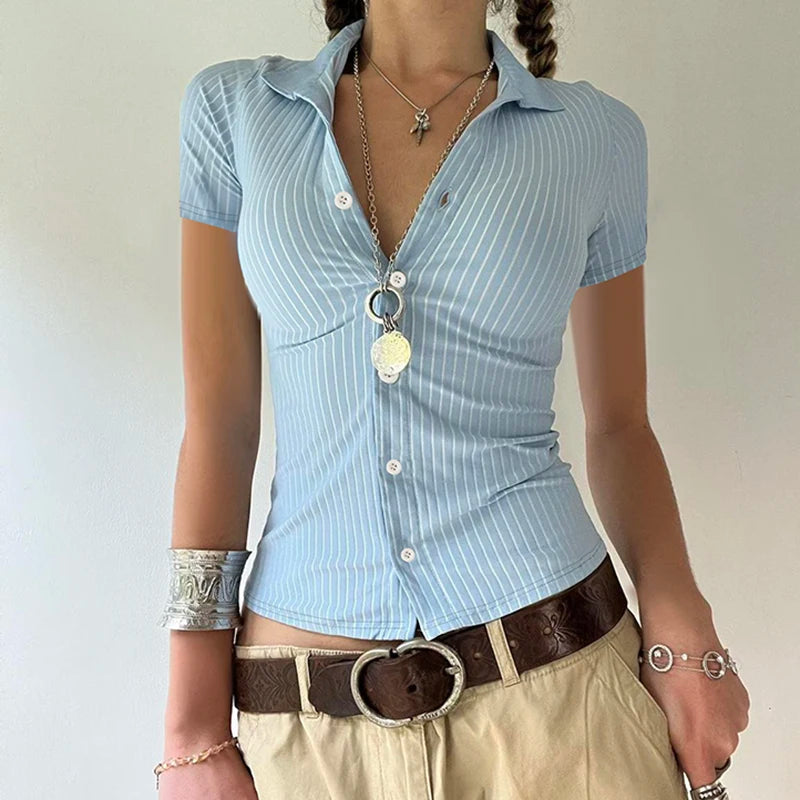 MALINA – BLAUES HEMD MIT TAILLIERTEM SCHNITT & KNOPFDETAILS