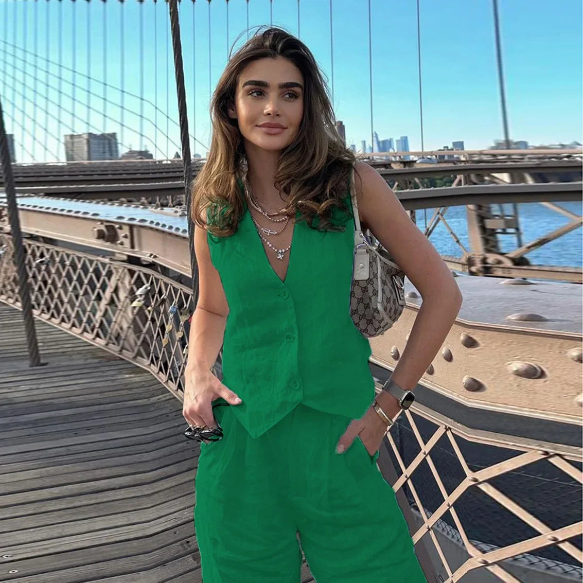 LEONTINA EINTEILER – ÄRMELLOSER JUMPSUIT MIT TIEFEM V-AUSSCHNITT