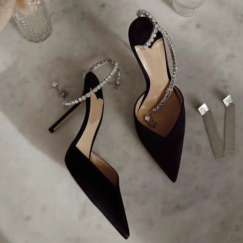 LEYNA – SATIN-STILETTO MIT STRASS UND KOMFORTPLATTFORM